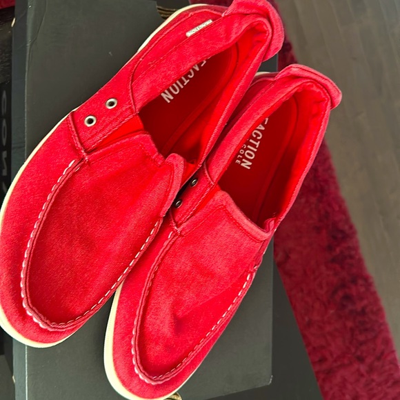 Men’s Casual Tan Red Slip-Ons by Kenneth Cole Reaction - Picture 2 of 6